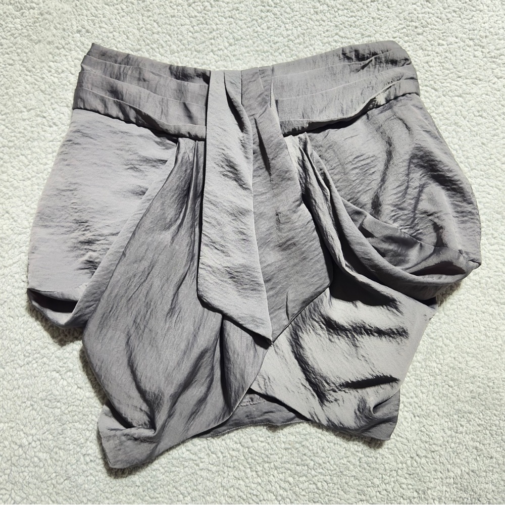 👉 ASOS Grey Metallic Tulip Short Size US 10